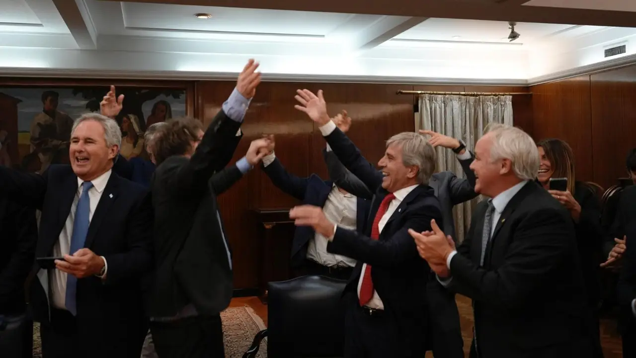 En marzo, el Gobierno ajustó Educación, Programas Sociales y Subsidios para pagar deuda