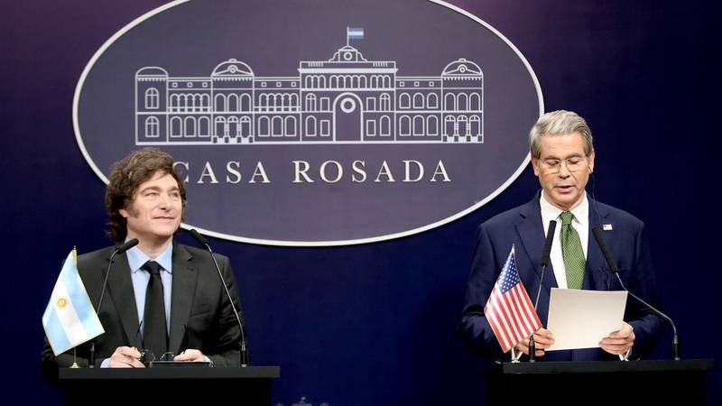 Milei defiende la guerra comercial de Trump y EEUU apoya (sin plata) al plan económico