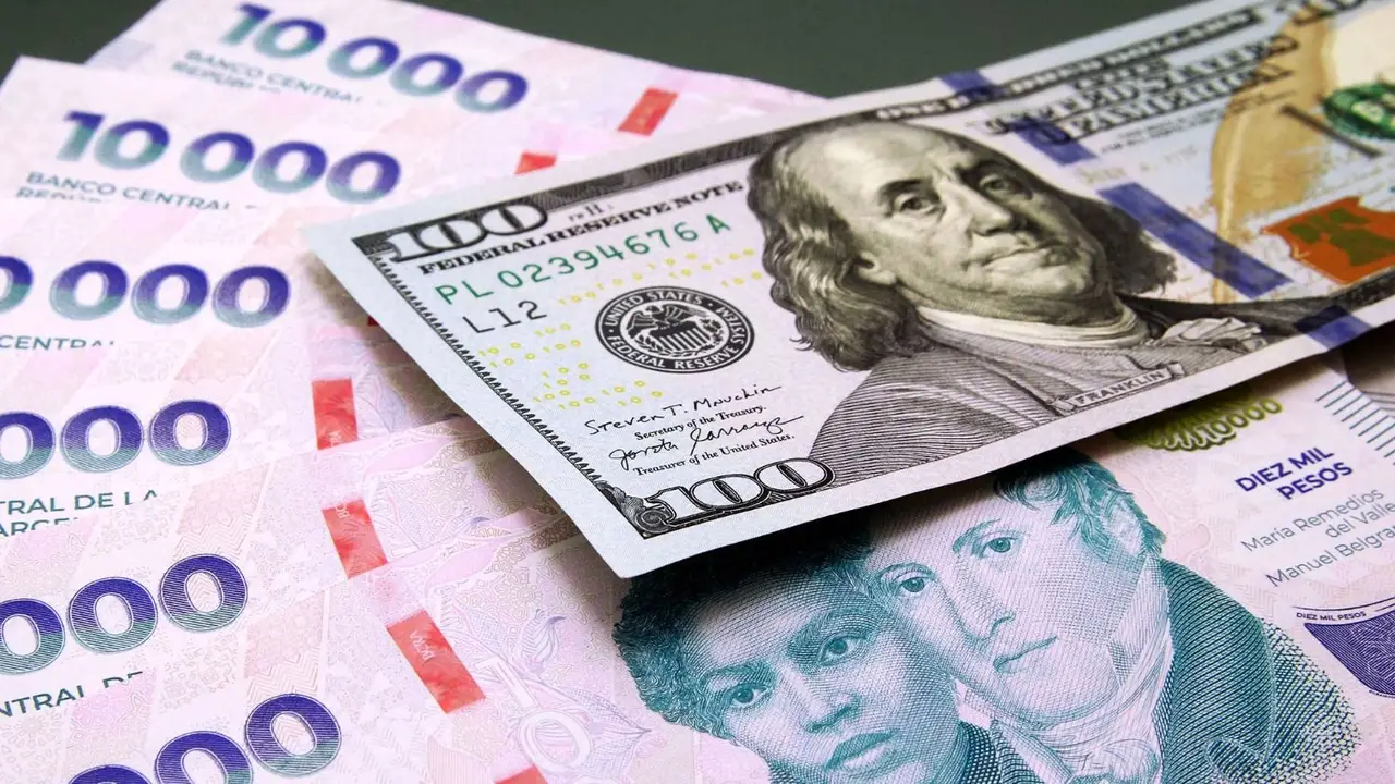 Sin poder frenar el dólar, el Gobierno emite y el mercado ve más inflación y recesión