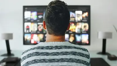 Hombre mirando películas. Hombre mirando películas.