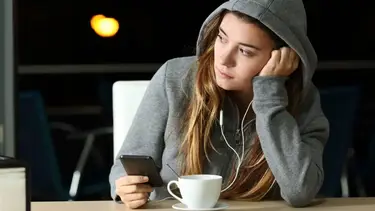 ¿Tarda en responder mensajes? Esto significa, según la psicología