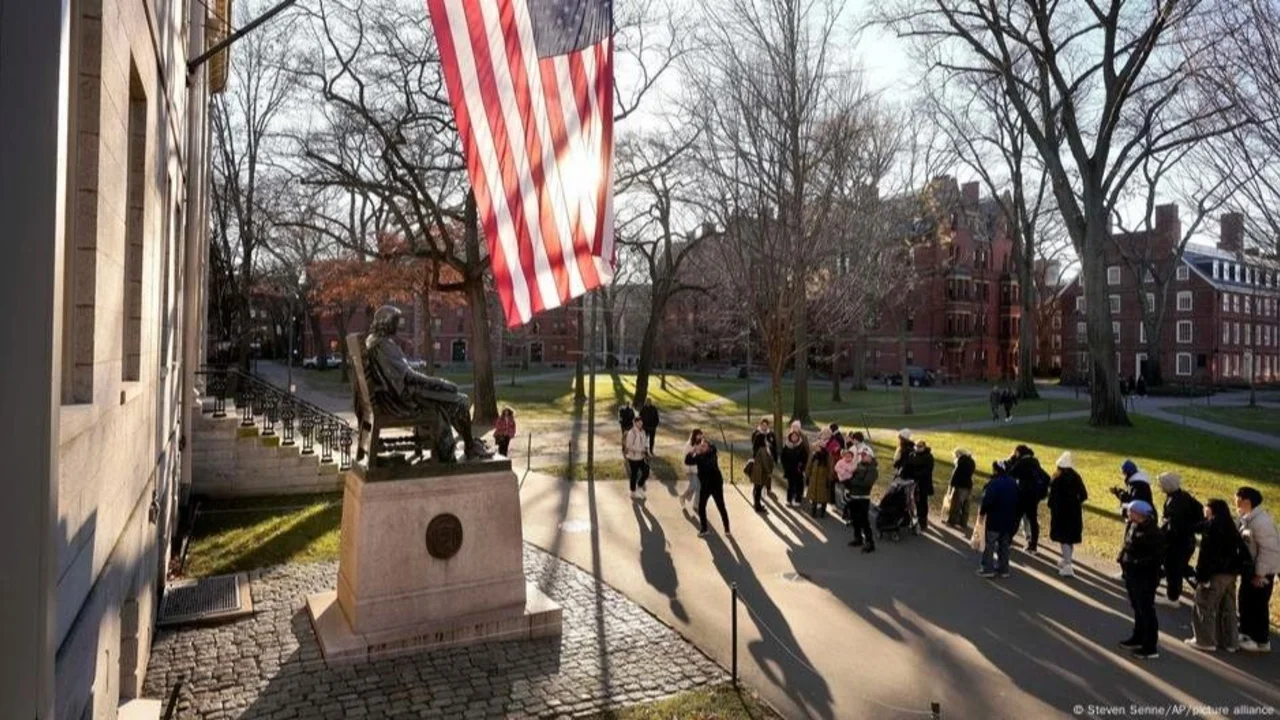 Trump redobló su ataque contra Harvard: congeló 2 mil millones de dólares porque no siguieron sus condiciones