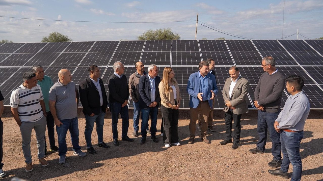 Quintela visitó la construcción de un nuevo parque solar fotovoltáico: "Más energía limpia y mayor autonomía"