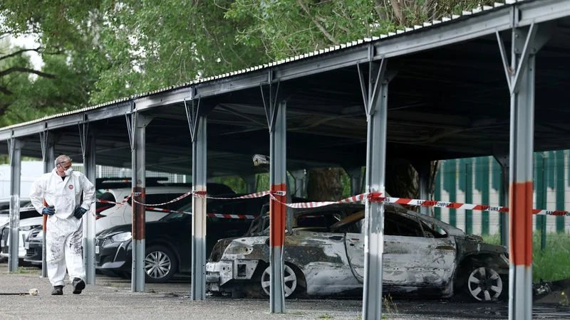 Coches incendiados en una cárcel francesa en la segunda oleada de ataques