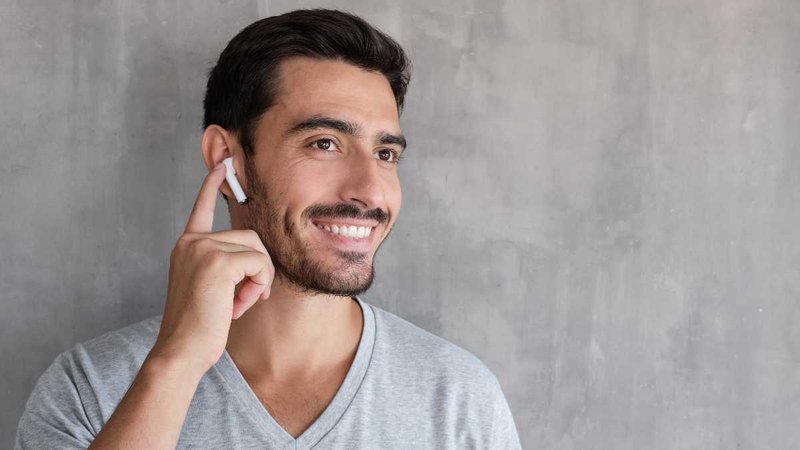 Hombre usando auriculares inalámbricos.