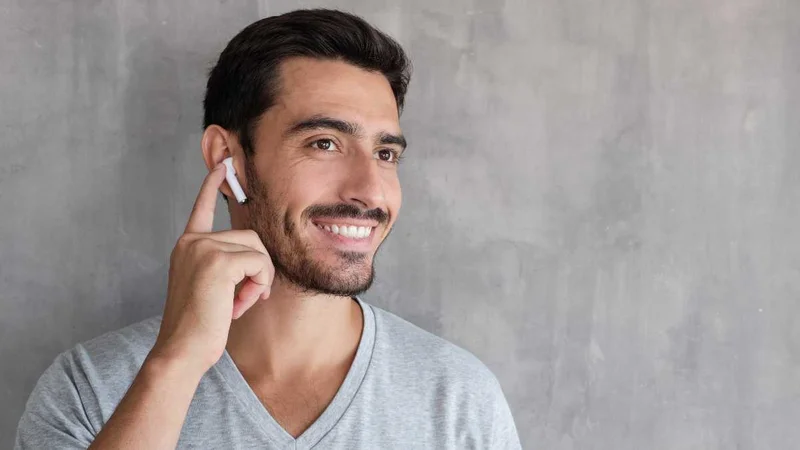 Hombre usando auriculares inalámbricos.