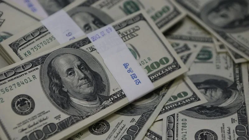 Dólar vuelve a estar bajo presión, otros activos refugio obtienen mejores resultados