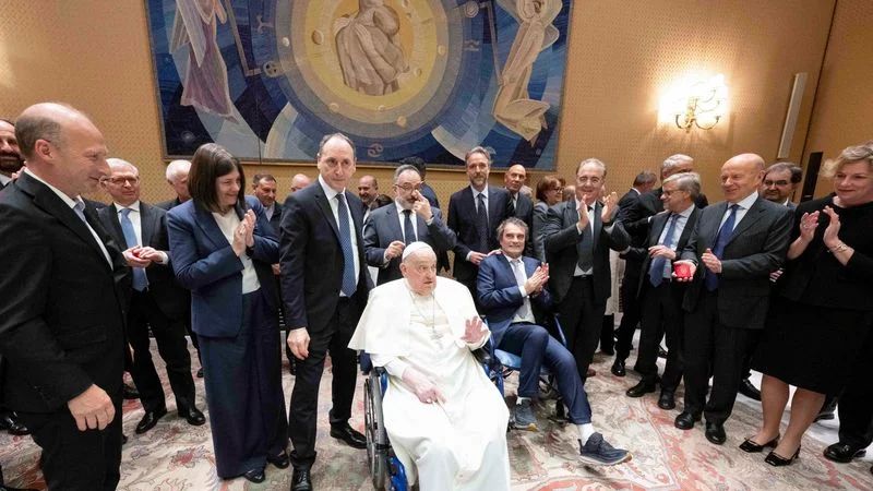 El papa Francisco agradece a los médicos que le salvaron la vida en un encuentro en el Vaticano