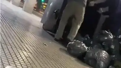 El Gobierno de la Ciudad denunció a dos personas por "vaciar basura en la vereda" El Gobierno de la Ciudad denunció a dos personas por "vaciar basura en la vereda"
