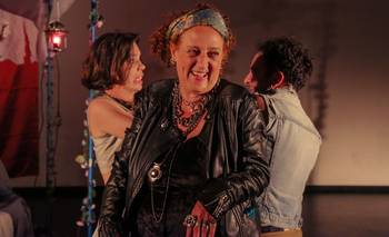 Sacro Santo: un grotesco místico como metáfora de los caídos en las crisis argentinas | Teatro