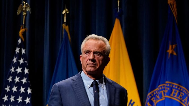Secretario de salud de EEUU Kennedy planea estudios sobre autismo y factores ambientales