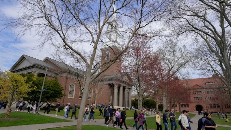 EEUU dice que Harvard puede perder la capacidad de inscribir estudiantes extranjeros