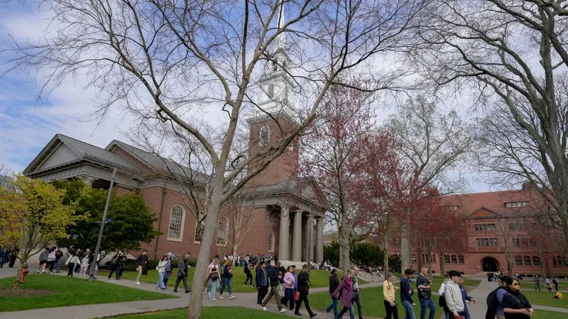 EEUU dice que Harvard puede perder la capacidad de inscribir estudiantes extranjeros