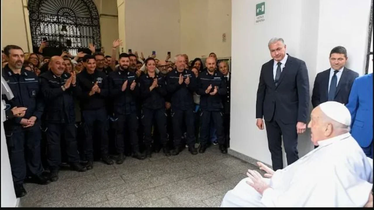 El papa Francisco visitó una cárcel por Jueves Santo en medio de su recuperación