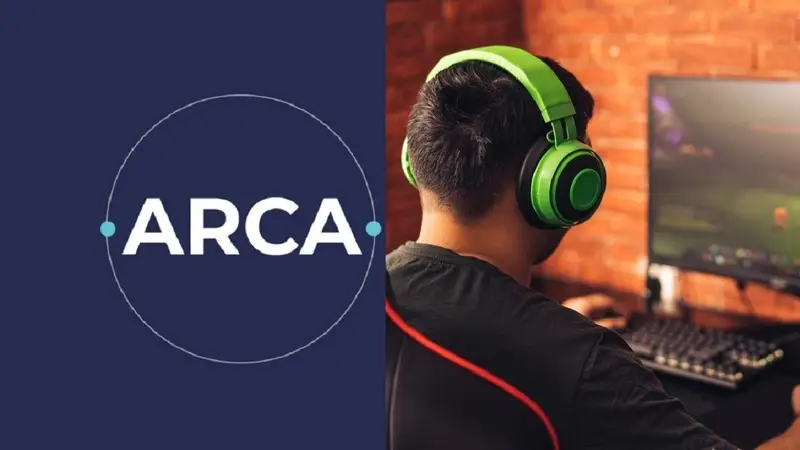 Logo de ARCA y una persona jugando videojuegos