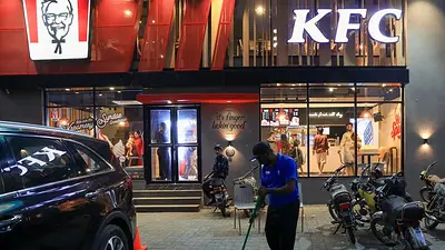 Más de 170 detenidos por los ataques a restaurantes de KFC en Pakistán Más de 170 detenidos por los ataques a restaurantes de KFC en Pakistán