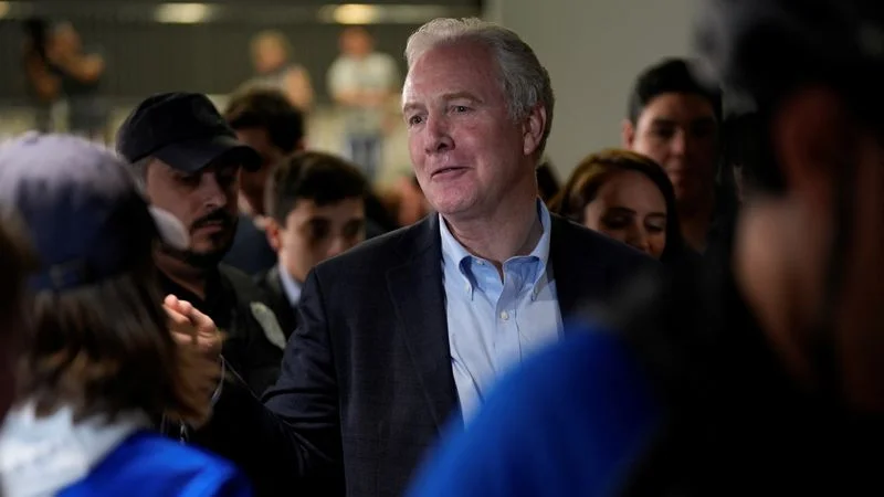 Senador EEUU dice que se reunió en hotel con salvadoreño deportado por error, pide su liberación