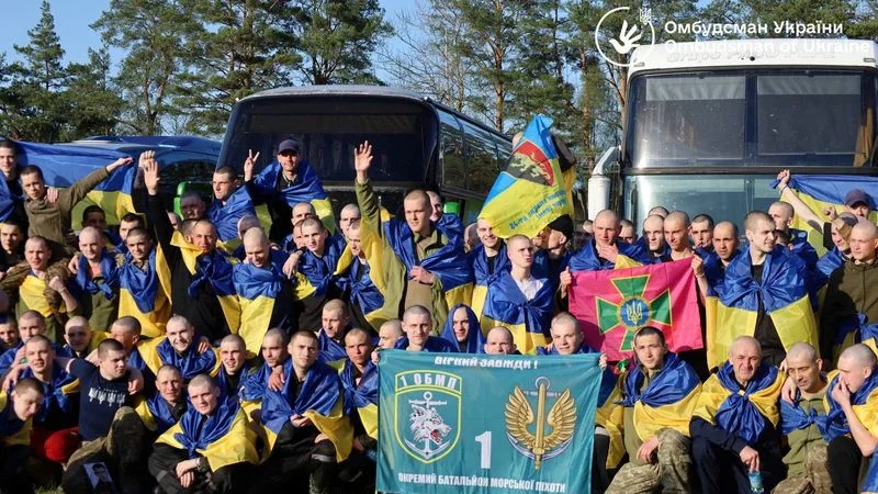 Ucrania y Rusia intercambian prisioneros de guerra que involucran a más de 500 personas