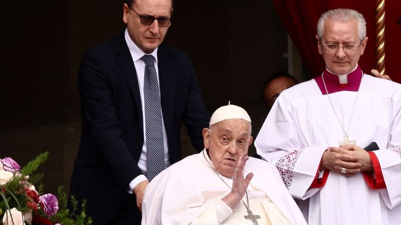 Papa Francisco saluda a la multitud desde el papamóvil mientras se recupera de una neumonía