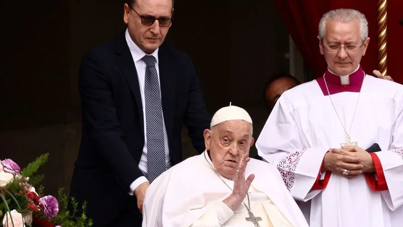 Papa Francisco saluda a la multitud desde el papamóvil mientras se recupera de una neumonía