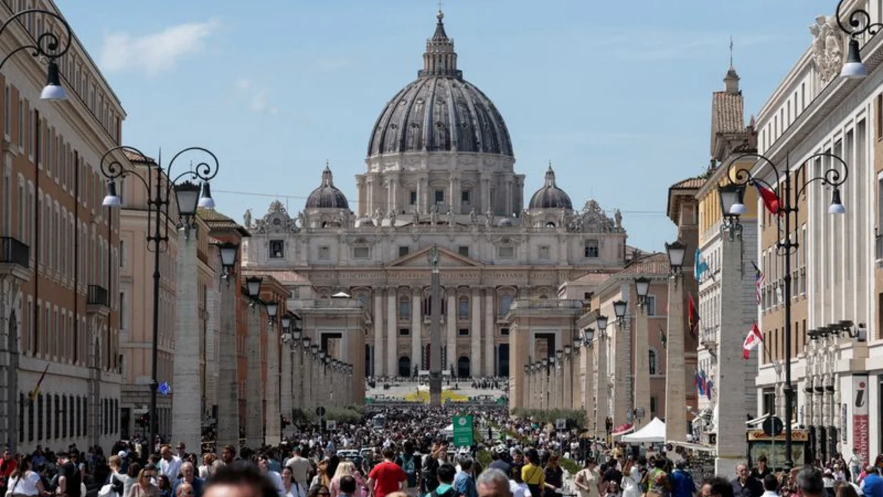 Peregrinos de Semana Santa en una soleada Plaza de San Pedro, atónitos por la muerte del Papa