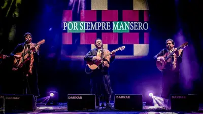 Los Manseros Santiagueños en un escenario Los Manseros Santiagueños en un escenario