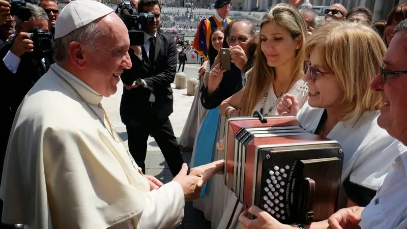 El papa Francisco apreciando un bandoneón