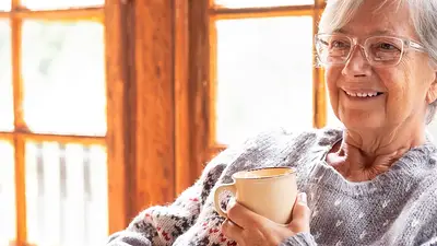 Jubilada tomando un té. Jubilada tomando un té.