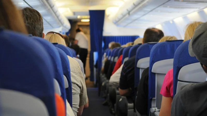 Qué prenda de ropa no hay que utilizar para viajar en avión según los médicos. Por qué no se recomienda usar calzas para viajar en avión. Qué ropa usar.