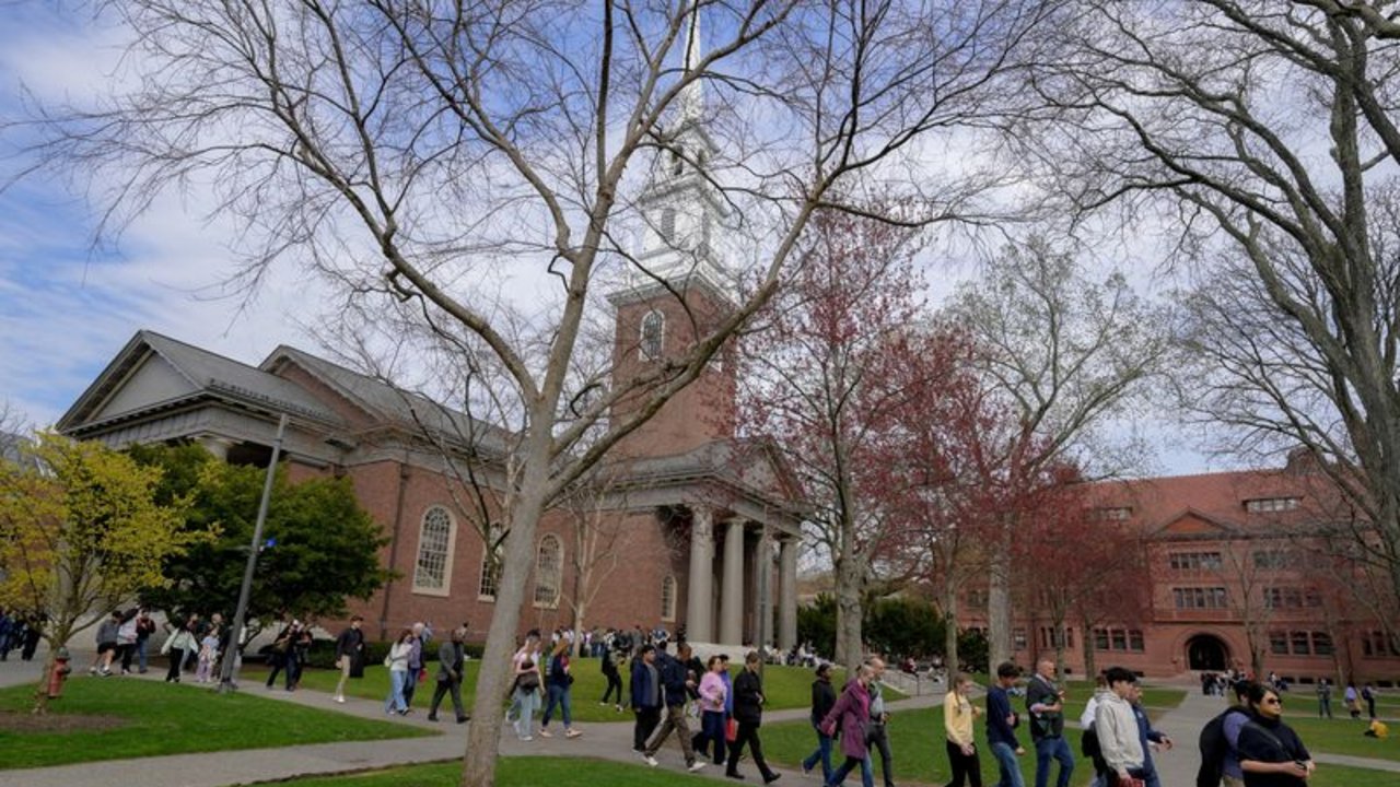Universidad de Harvard demanda al Gobierno de Trump por congelamiento de fondos