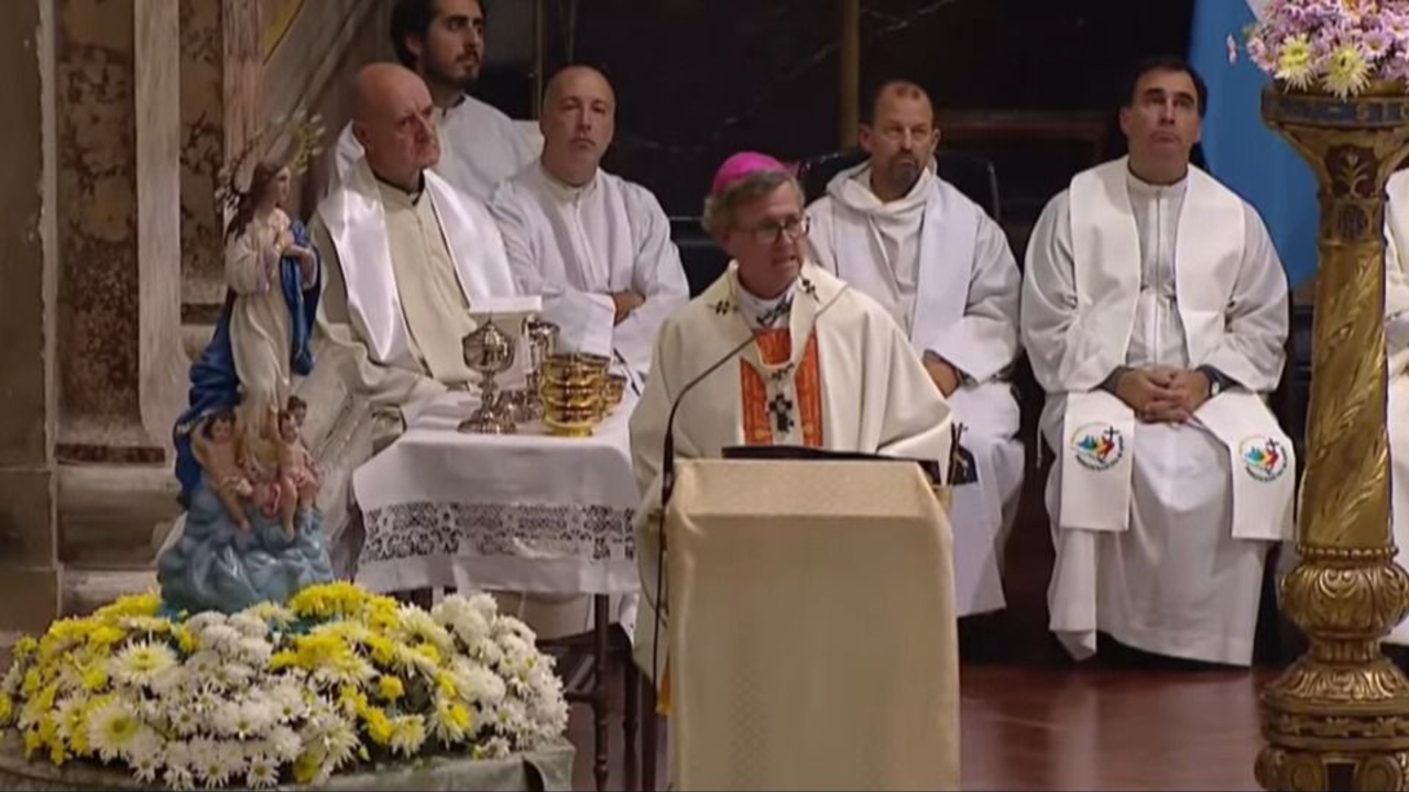 García Cuerva despidió al Papa e invitó a "vivir su legado"