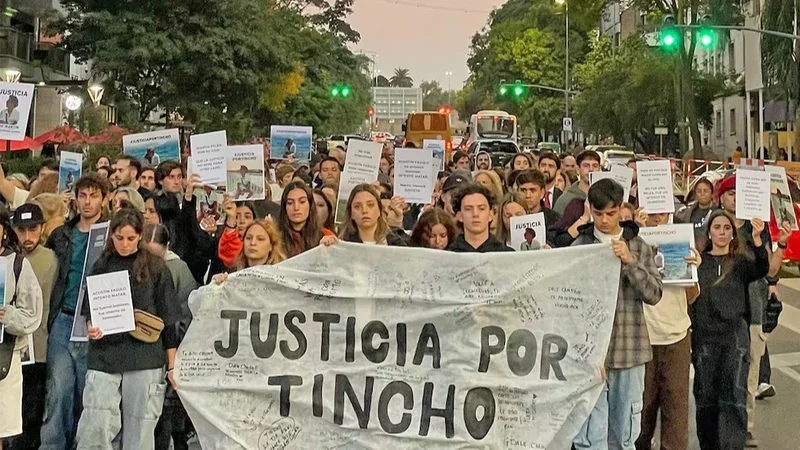 Córdoba: emotiva movilización para pedir justicia por el joven que sufrió una golpiza a la salida de un boliche