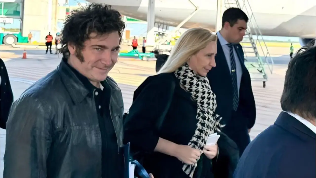 Milei viaja al funeral de Francisco con la comitiva más grande desde que es Presidente