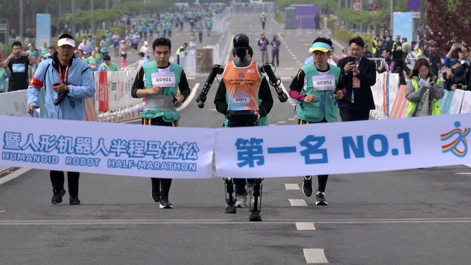 China corre maratones con robots humanoides