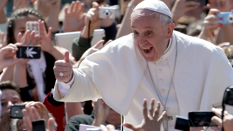 El papa Francisco saludando a personas