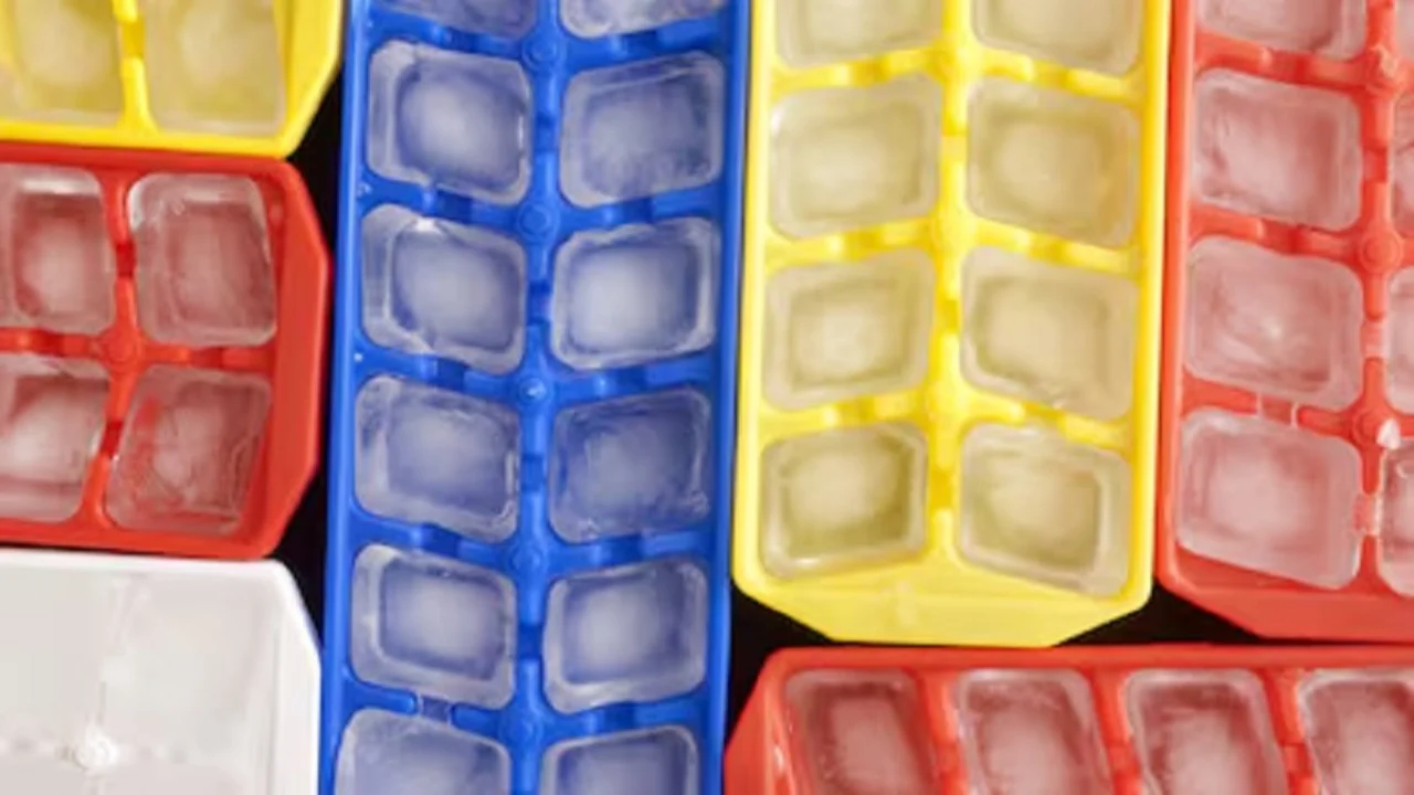 Cubetera con hielo.