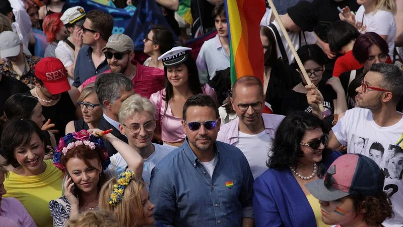 El candidato progresista polaco se enfrenta a un difícil equilibrio en la carrera hacia la presidencia
