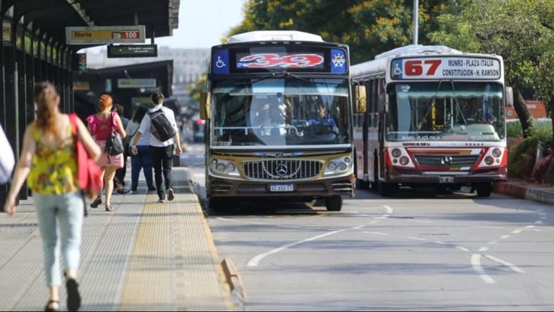 Linea de colectivos que pasa por Metrobus, trenes y colectivos 