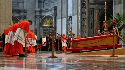 Continúan la despedida al Papa y se espera la fecha del inicio del Cónclave Continúan la despedida al Papa y se espera la fecha del inicio del Cónclave