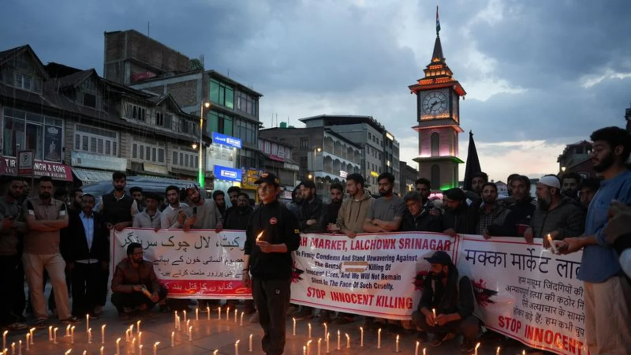 Militantes de la Cachemira india separan a hombres de mujeres y niños antes de abrir fuego