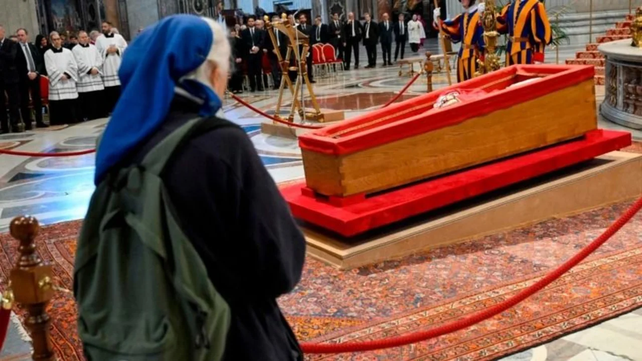 Murió Francisco: la monja que se saltó el protocolo para darle el último adiós