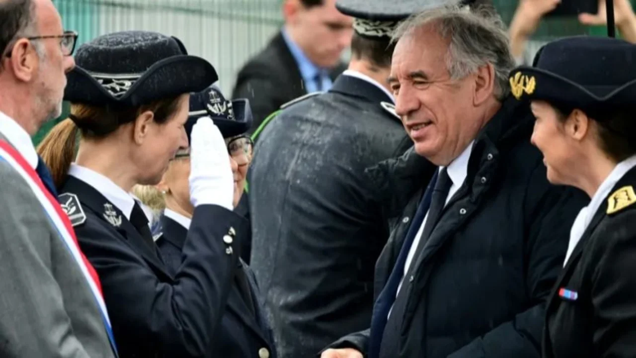 Escándalosa denuncia en Francia: la hija del primer ministro denunció que sufrió abusos en su colegio y todos apuntan a su padre