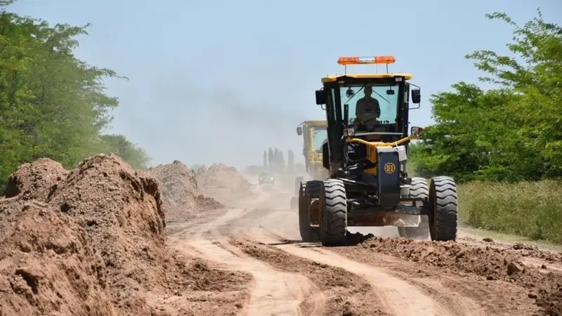 Capacitación y desarrollo: el Gobierno bonaerense continúa con la mejora de caminos rurales en toda la provincia