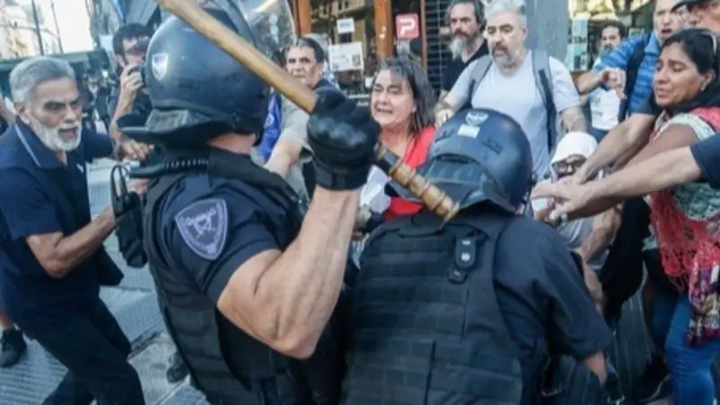 Tensión en el Congreso por marcha de jubilados: la Policía aplica el protocolo antipiquetes