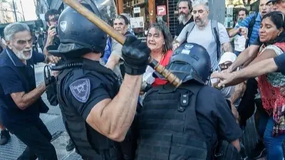 Tensión en el Congreso por marcha de jubilados: la Policía aplica el protocolo antipiquetes Tensión en el Congreso por marcha de jubilados: la Policía aplica el protocolo antipiquetes