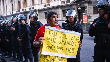 Vivir con la mínima: los servicios duplicaron su peso, los jubilados se endeudan y recortan en consumos básicos