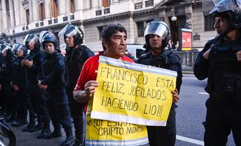 Los servicios duplican su peso en los ingresos y los jubilados se quedan sin lo básico | Crisis económica
