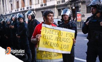 Los servicios duplican su peso en los ingresos y los jubilados se quedan sin lo básico | Crisis económica