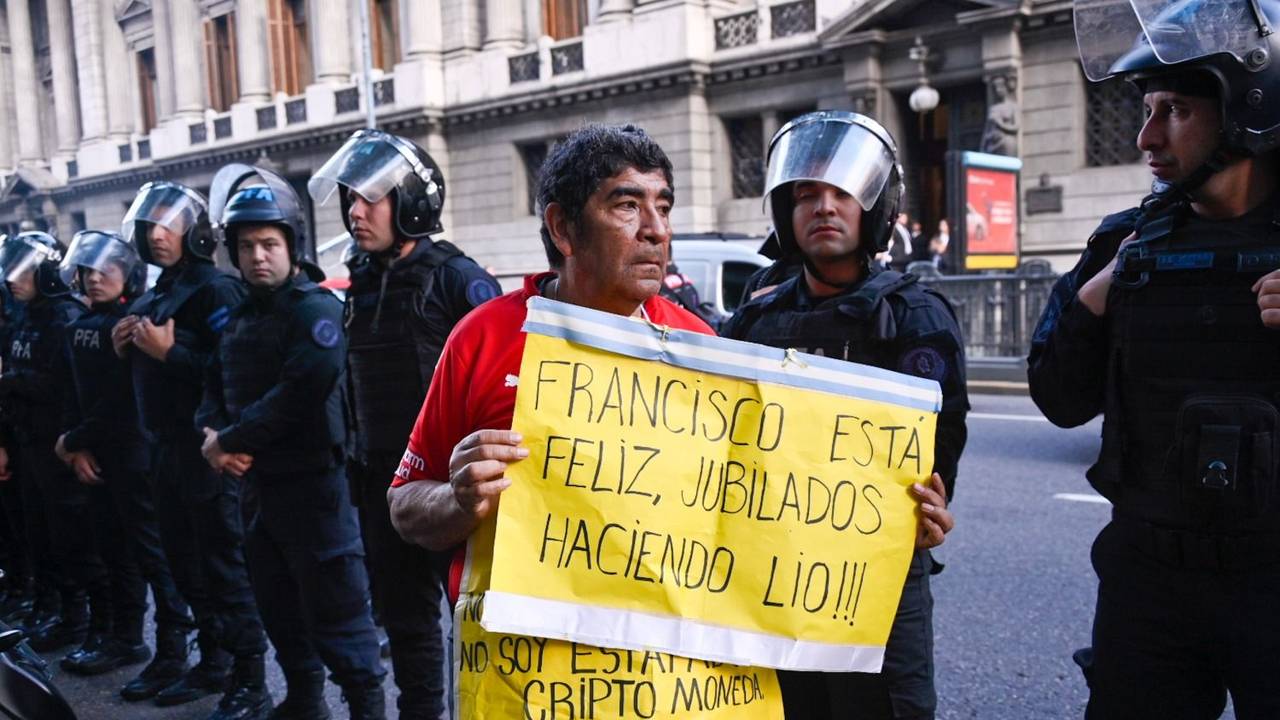 Vivir con la mínima: los servicios duplicaron su peso, los jubilados se endeudan y recortan en consumos básicos