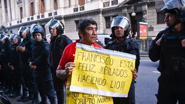 Vivir con la mínima: los servicios duplicaron su peso, los jubilados se endeudan y recortan en consumos básicos